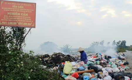 Nghìn tấn rác thải vẫn ùn ứ tại huyện ngoại thành Hà Nội