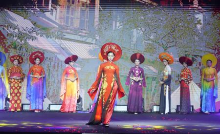 NTK Thủy Lê: “Lưu Dấu Ngàn Năm” trên tà áo dài Việt